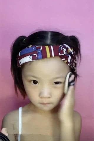 五岁小女孩化妆,虽然化完之后很漂亮,但这个年