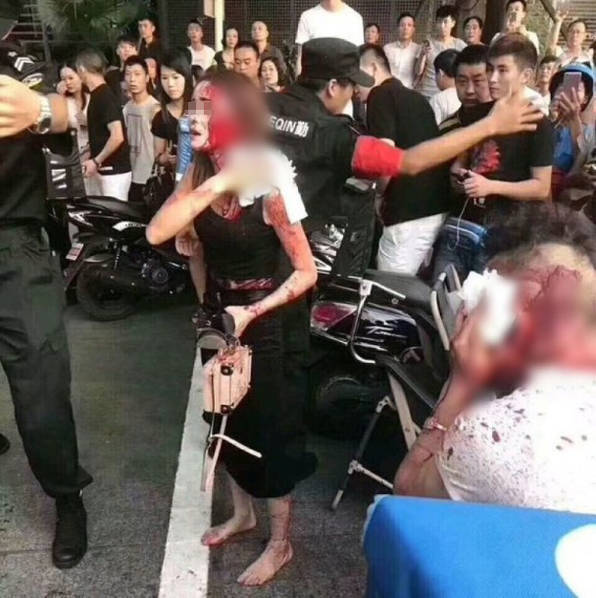 重庆男女逛街时遭中年男子持刀追砍 重庆男女逛街时遭中年男子持刀追砍