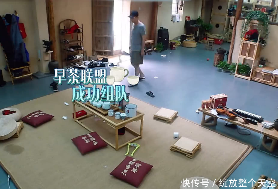 蘑菇屋满地卫生纸、狗尿!脏乱像垃圾堆,黄磊