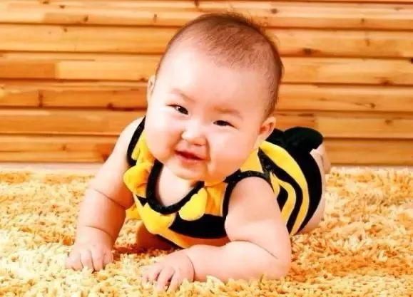 宝宝总吃手指、睡觉一惊一乍、一直不会爬行.