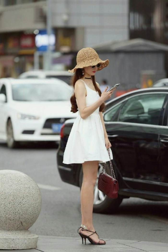 街拍:吊带短裙美女,大长腿秀得很极致!