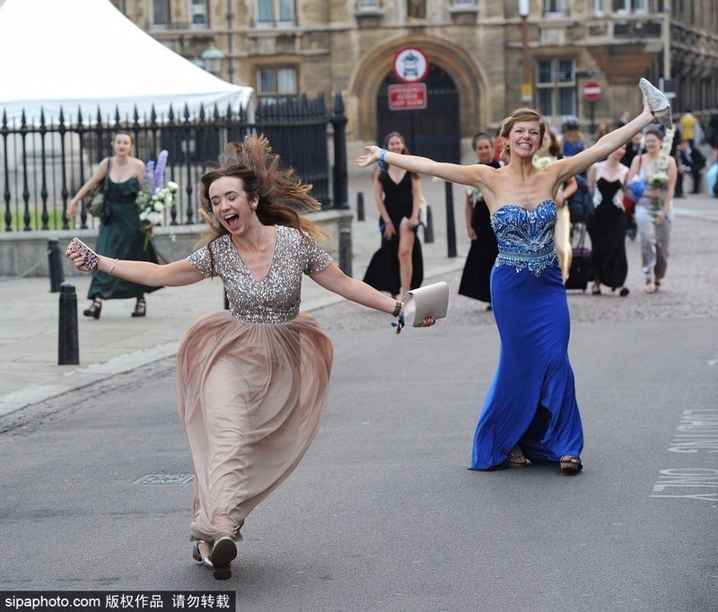 英国剑桥学生集体裸泳!学霸的世界太疯狂