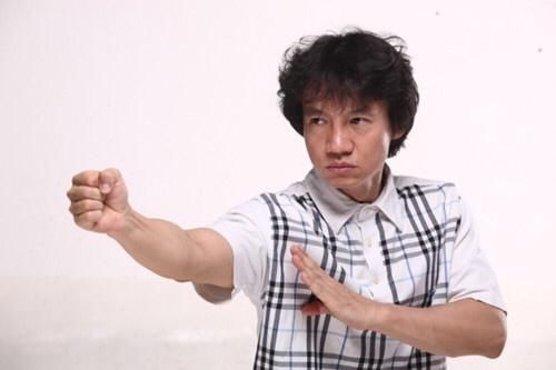 不是成龙,神似成龙,专用替身演员,工资只是成龙