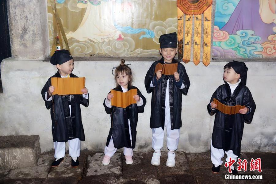 10月16日，在“道教名山”、世界自然遗产地江西上饶三清山，5名来自中外的萌娃身穿统一道服，手持竹简，在三清宫跟着道教师傅朗读《道德经》、《弟子规》，学习太极拳、书法、古筝等中国传统文化。这群萌娃中年龄最小的仅11个月，年龄最大也只有6岁。