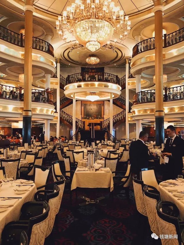 姑娘在豪华游轮工作月薪2万:绝不能与客人暧昧