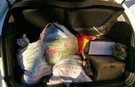 “满满的后备箱”是父母对孩子爱的具象化，这种爱从孩子出生那一刻就开始愈发热烈。