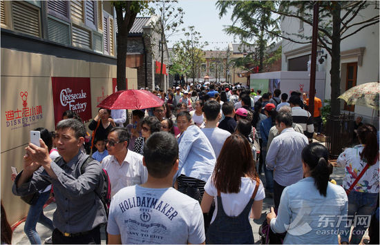 “到此一游”首现上海迪士尼 乱丢垃圾随地小便