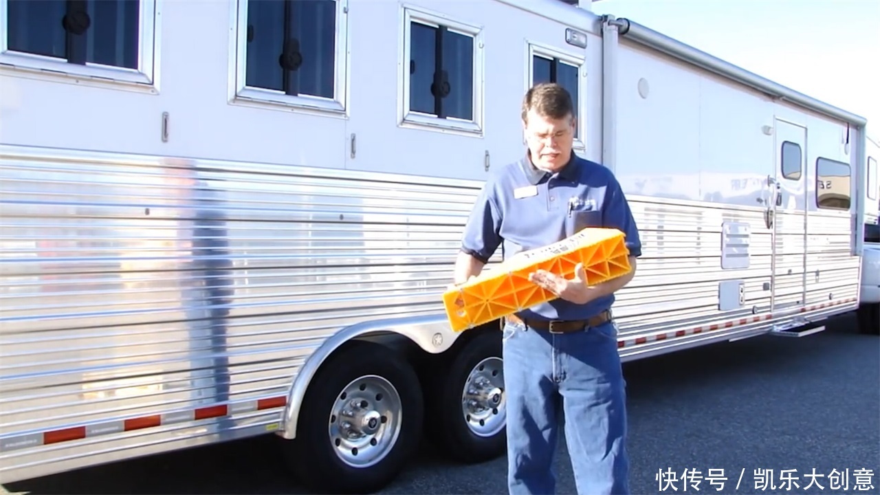 外国人发明汽车脚,比千斤顶更好用,方便又快