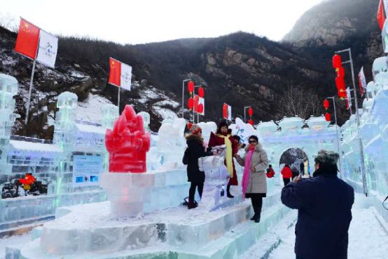 区洪水口灵山冰雪节开幕 打造26000平方米冰