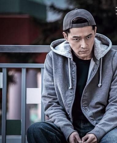 胡歌在《那年夏天你去了哪里》饰演一个高智商的冷酷杀手,冷漠的眼神