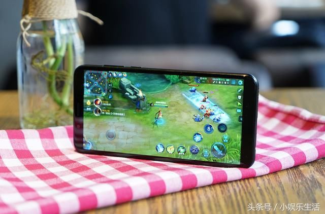 友商给力:骁龙八核+AI双摄+人脸解锁+大电池+