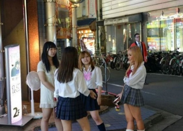 实拍日本红灯区站街女 多数是学生和少妇_北京时间