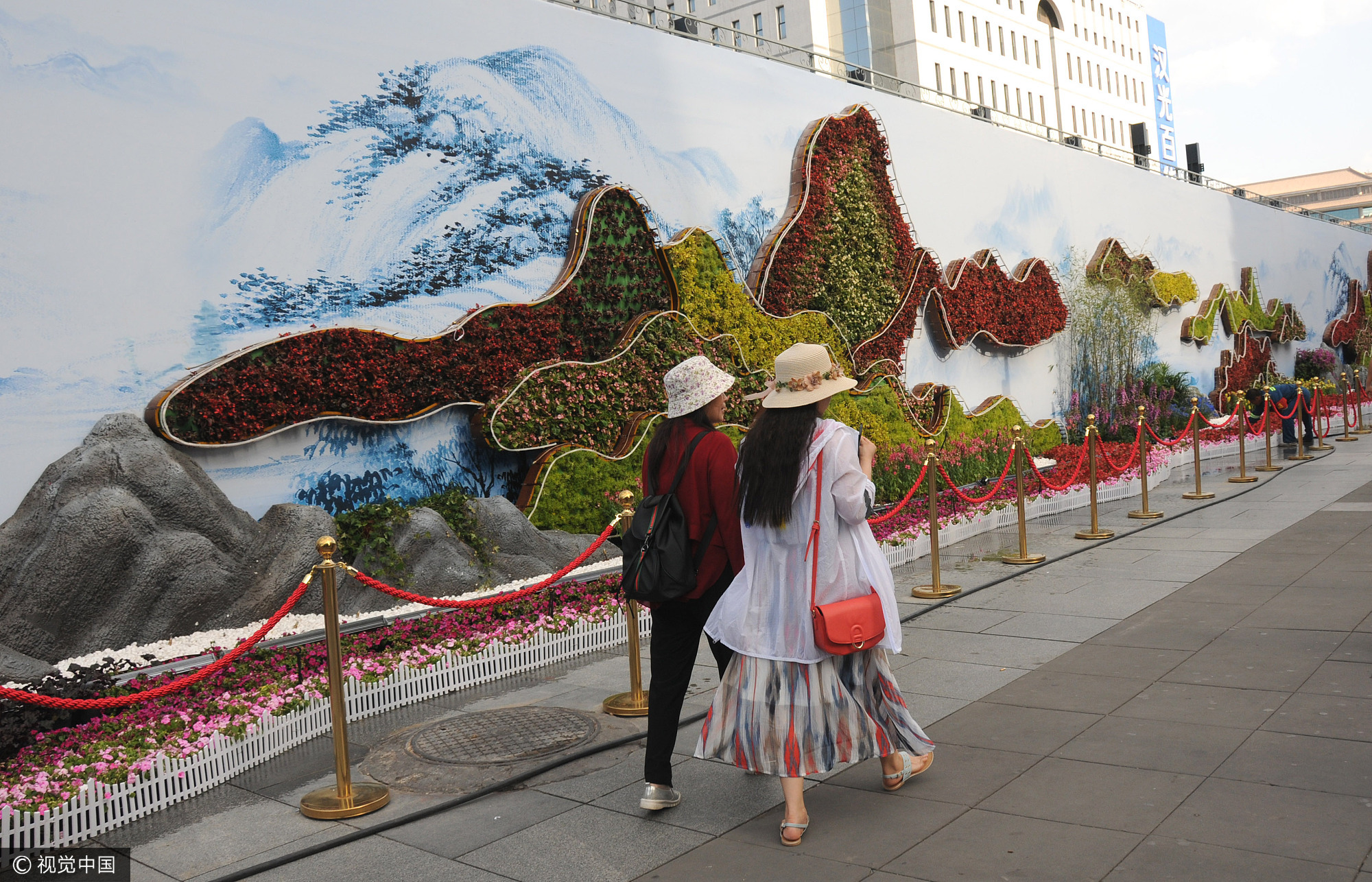 2017年5月14日,北京天高云淡,在西单街头,一组运用垂直绿化系统结合时令花卉的立体工艺植物生态墙完工亮相,庆贺“一带一路”高峰论坛召开。