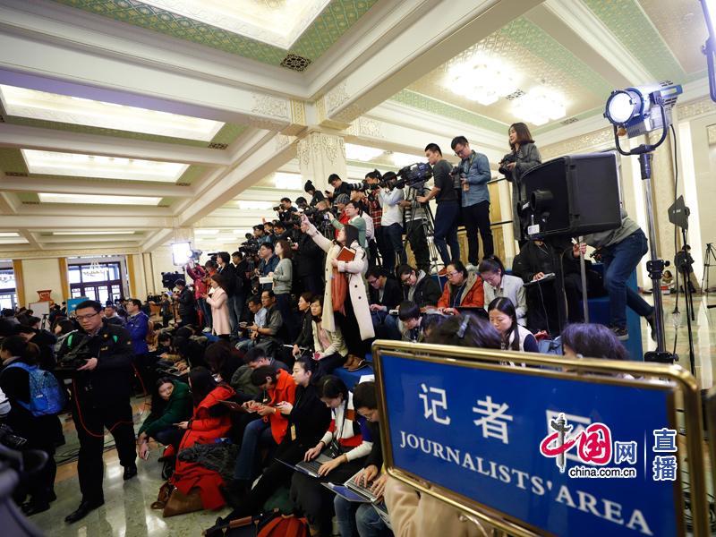 5日中午,2018年全国两会第二场“部长通道”开启。