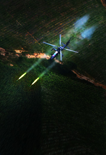 摄影师航拍实弹射击:直19惊艳 潜艇水面发射导弹