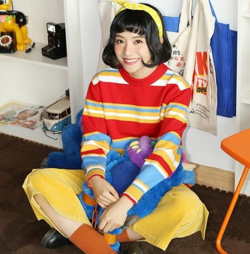 绑带宽松短款毛衣搭配牛仔裤:打造优雅复古风