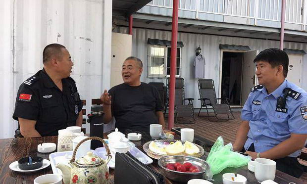 景区开业之初,清原满族自治县原公安局长王云飞(左二)在景区调研安保