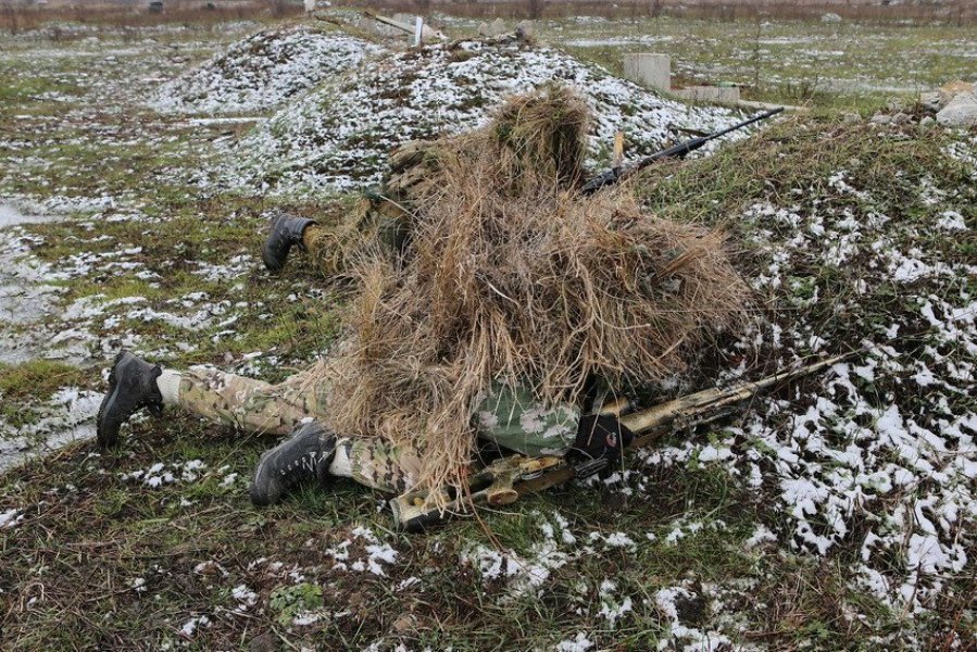 俄军狙击手展示伪装技术。