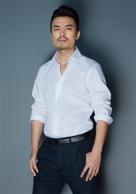 在《绣春刀·修罗战场》中饰演凌云铠的演员武强近日发布了一组白色系