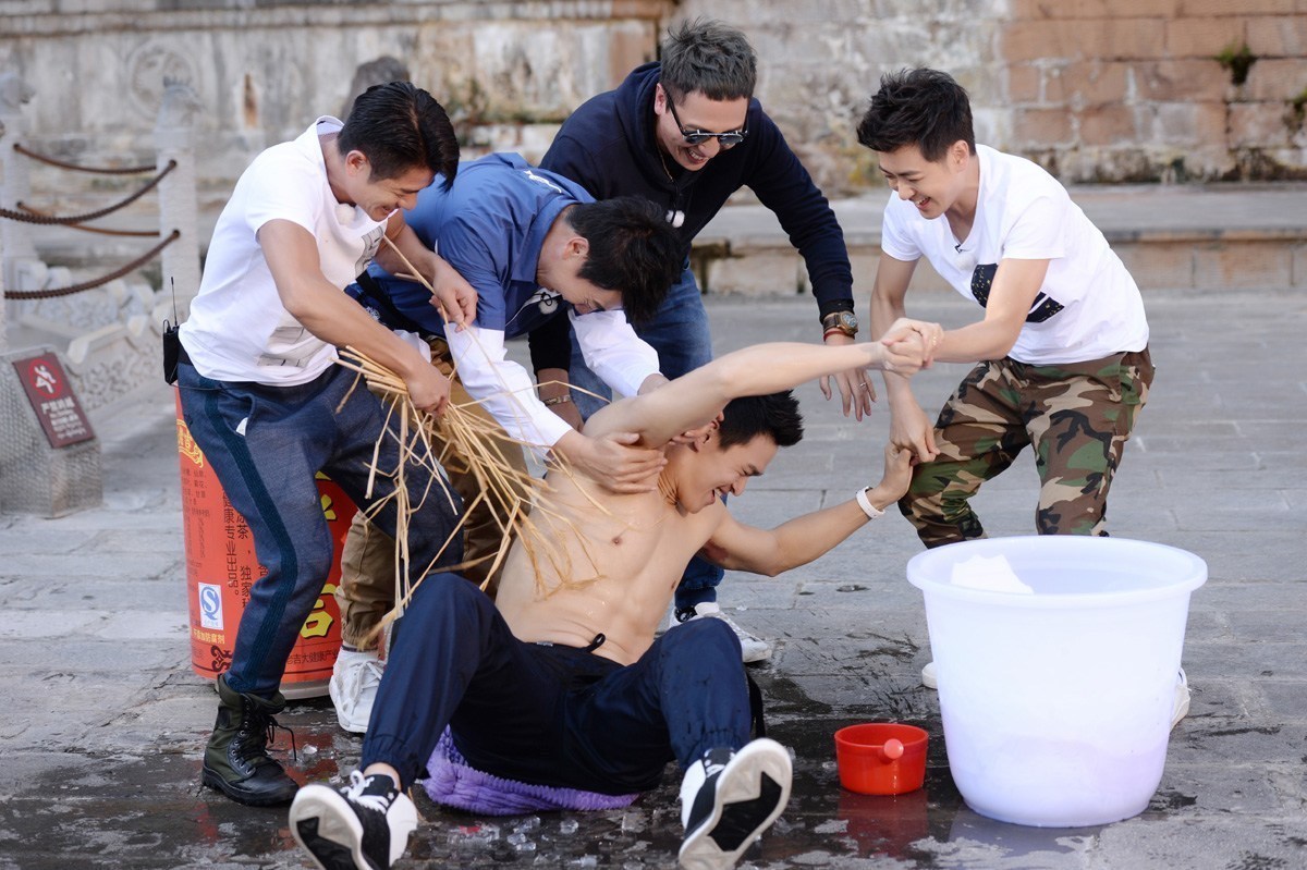 孙杨遭郭富城林志颖袭胸 腹肌下竟有赘肉