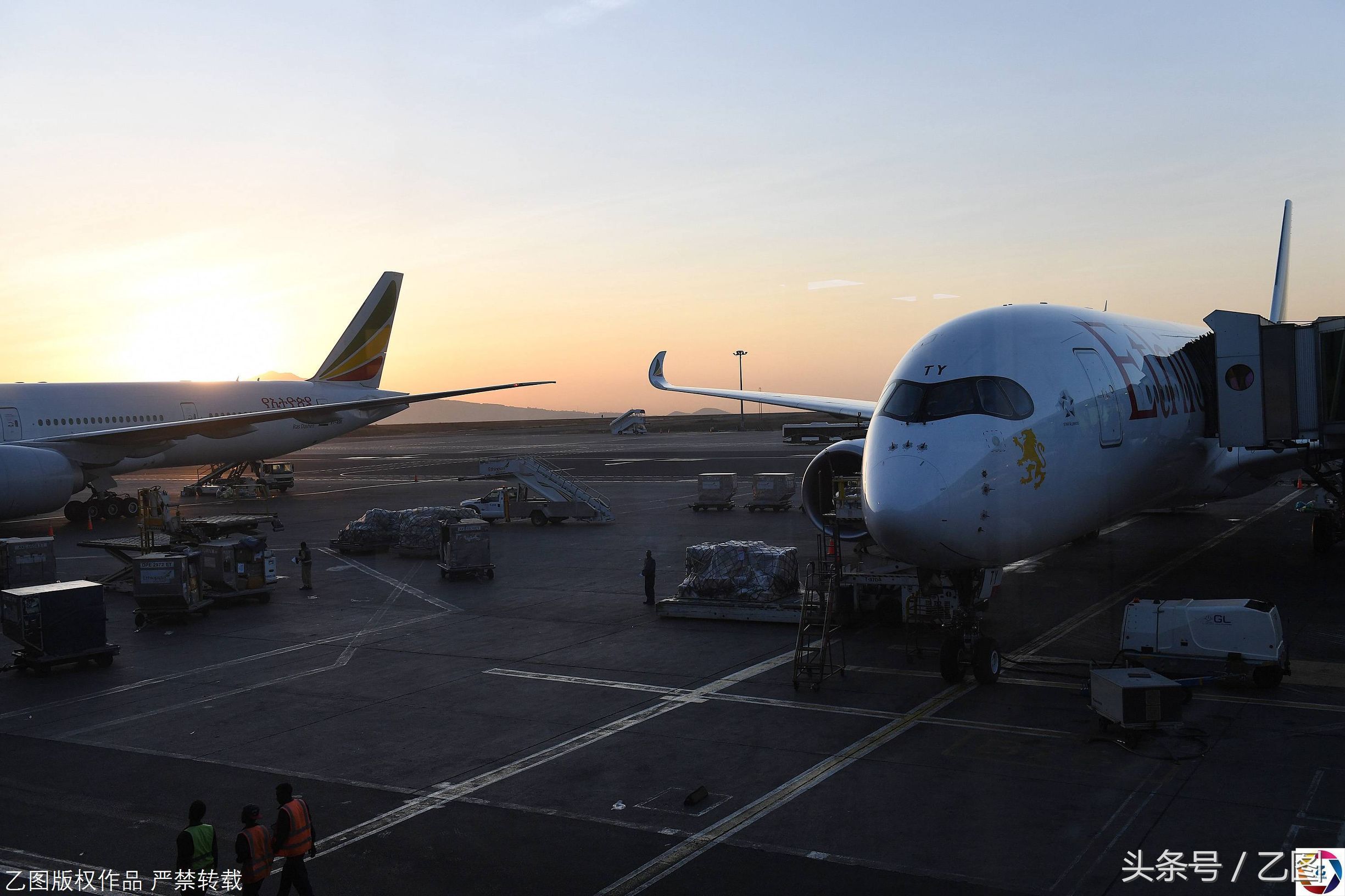 务工华人回国过新年,在安哥拉罗安达机场遭洗