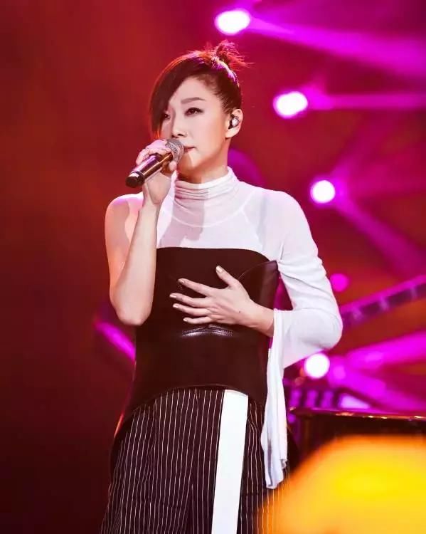 时隔多年林忆莲再唱王菲经典粤语歌《多得他》