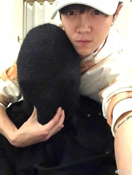 邓超微博曝光鹿晗素颜照,原来没化妆的鹿晗也