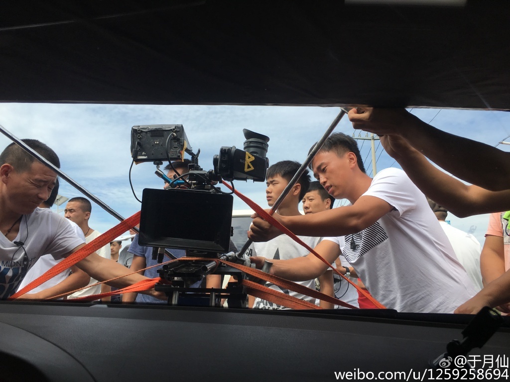 扮演谢大脚的于月仙今天发微博:“21日儿童电影《我的无色世界》圆满拍摄完成,22日一大早起来我就踏上东北的路途,坐了8个小时的车到达《乡村爱情9》剧组,连夜看剧本、买服装,买大脚鞋,小红包......23日一大早起来化好妆,做了头部受伤的效果,扮成谢大脚开始乡村工作了,今天拍摄要转7个场景,将近30场戏,还有大夜班……我演了10年的谢大脚,感谢大家的厚爱,10年来给力支持!见证这部中国最长寿电视剧的成长。”