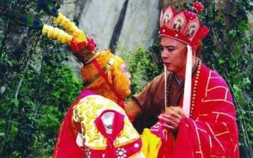 六小龄童老师饰演的孙悟空实在是太出神入化、家喻户晓了,他的脸就已经成了一张最好的身份证。据说,在获批“六小龄童”身份证之前,章金莱老师拿自己真实的身份证,去坐飞机的时候时,因为竟然被说成是拿了假的身份证,因此,国家特批六小龄童(章金莱)老师持有两个身份证。章金莱所著《行者》售书时,小学生争相请“六爷爷”签名留念。