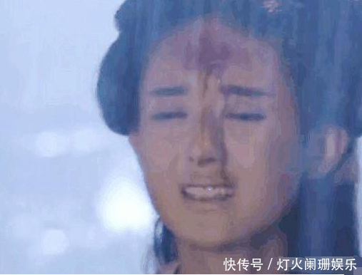 女星怎么拍淋雨戏?杨幂冻得缩成一团,赵丽颖一