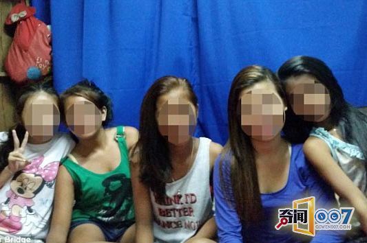 一班女童在镜头前搔首弄姿，满足镜头外偷窥狂的欲望。不法分子利用网上直播儿童色情作招揽，不少嫖客都会被吸引到菲律宾棉兰老岛伊利甘的贫民窟内，买下雏妓并性侵她们。比利时记者布里奇花了两年时间深入调查，近日拍下菲律宾网络性虐儿童记录片。