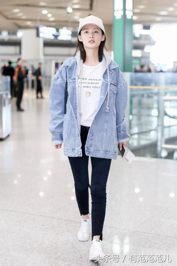李沁现身机场,穿宽松卫衣配阔脚裤,网友:腿短的