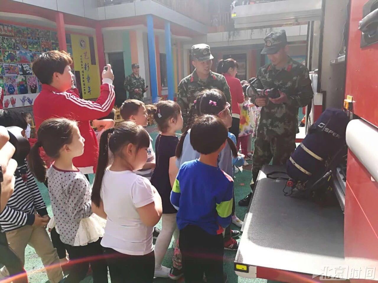 消防车开进了幼儿园 萌娃:长大后当一名消防员