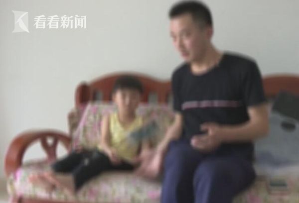 儿子玩游戏手机烧成炭 售后上门女儿意外摔下楼