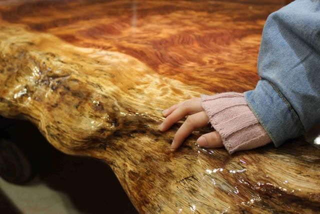 天津大佬投资欠了3千万,从头创业卖大板,一年