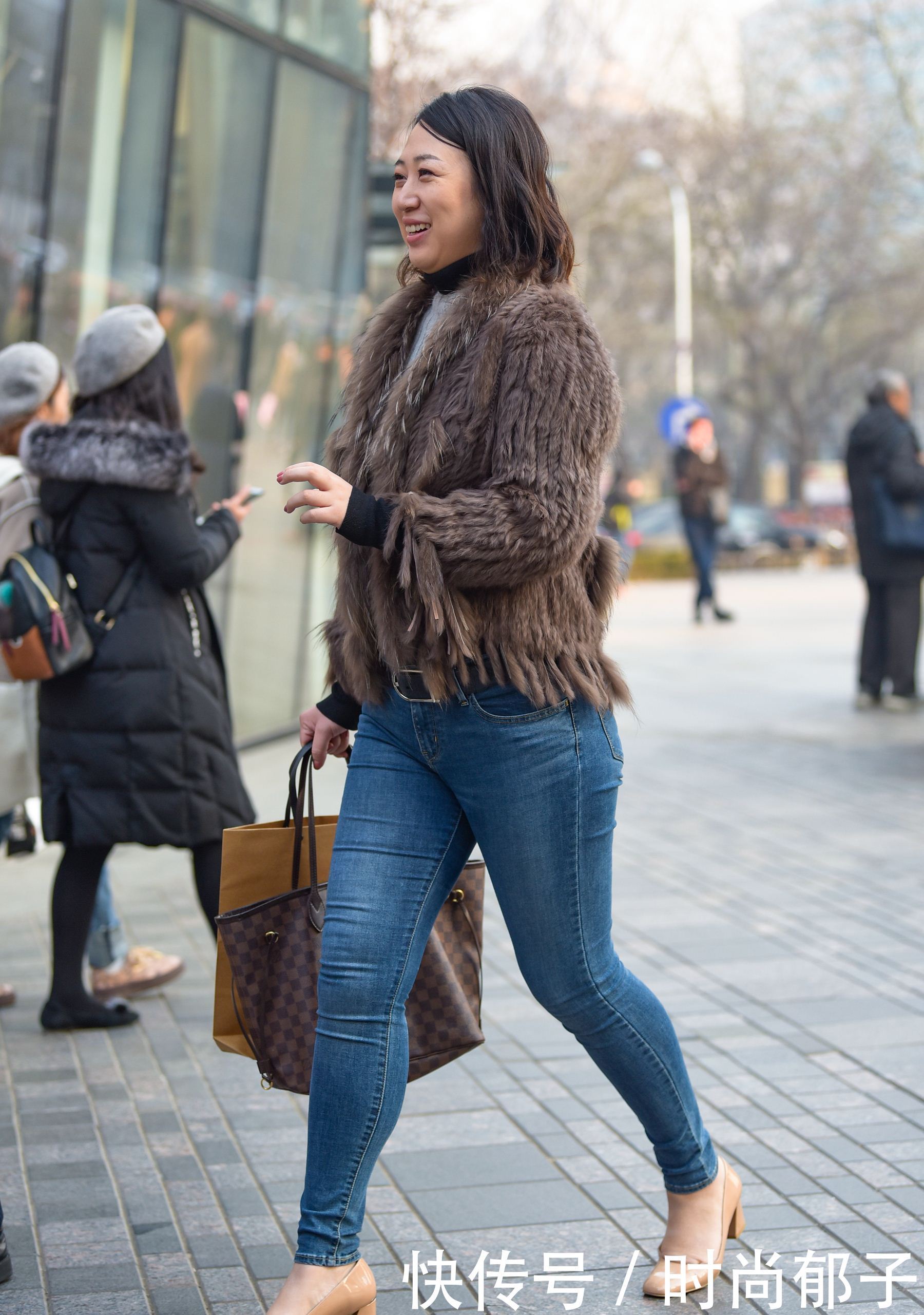 街拍时尚,穿紧身裤的大妈也这么时尚,年龄得有