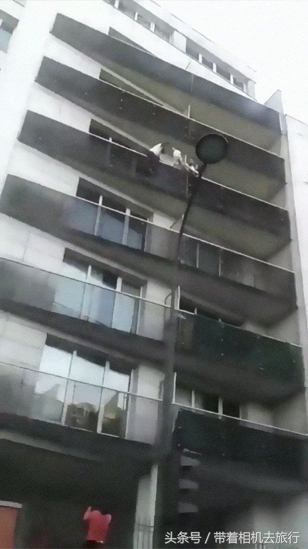 非法移民徒手爬四楼救儿童后,巴黎市长打电话