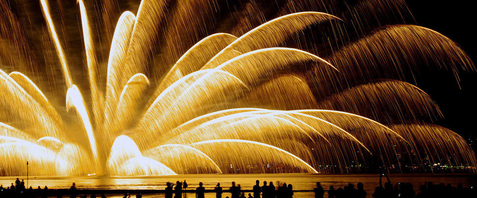 今年在，在陆续升空的约5000发礼花的照耀下，大鸟居的轮廓映在夜空中，与烟花相映成辉。