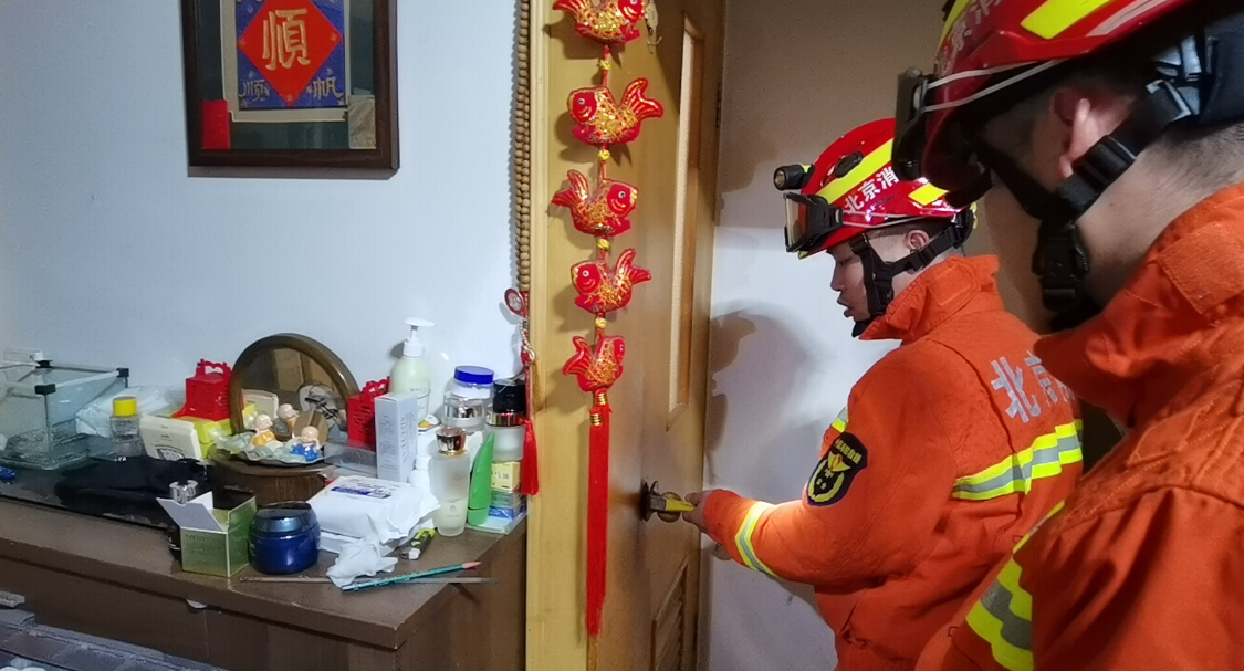 房门老化老人被反锁 消防员紧急“破门”救人