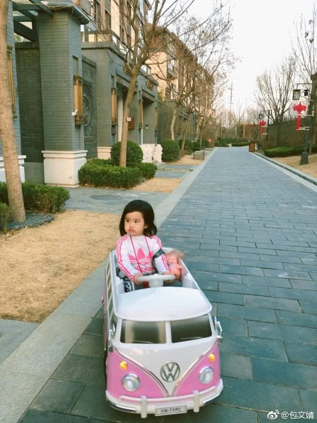 包贝尔小区溜娃照曝光,无意曝光别墅区干净的