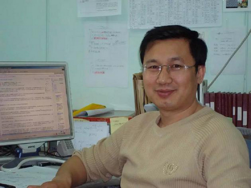 中科院博导给窦唯新作弹吉他 研究不误玩摇滚