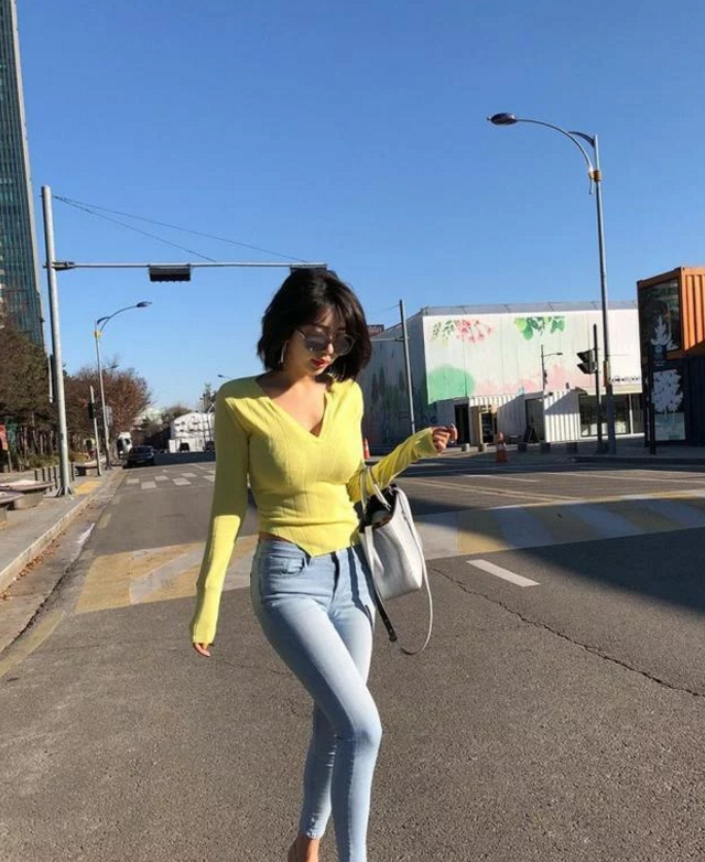 街拍:性感的牛仔裤美女,身材比例很好,衬托精致