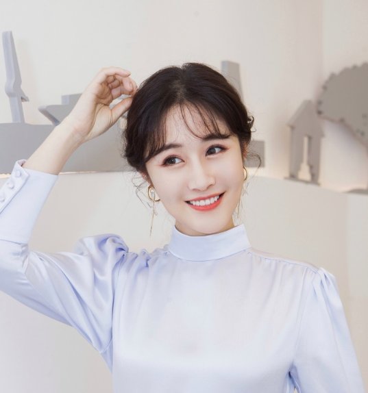 湖南卫视主持人梁田,清新甜美,淑女气质的小姐