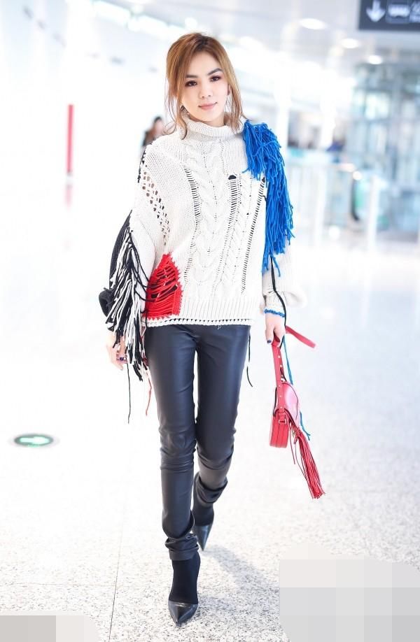 周冬雨、刘亦菲、蔡依林紧身裤+袜靴,时尚又保