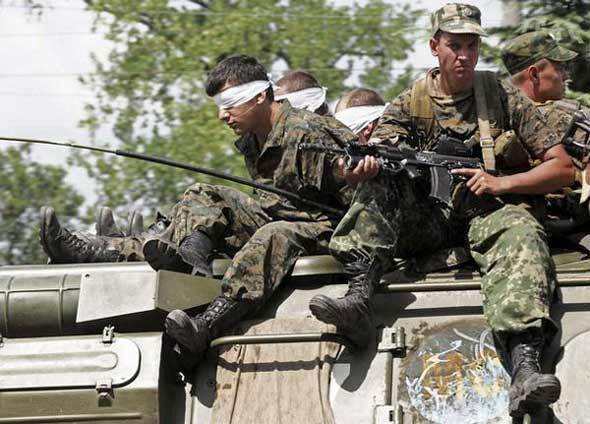 2008年8月7日深夜，格鲁吉亚出兵突袭南奥塞梯，并宣称包围了首府茨欣瓦利。8日凌晨，格鲁吉亚军队进入南奥塞梯控制区，并对茨欣瓦利市进行炮击，使冲突地区局势骤然恶化。图为被俘虏的格鲁吉亚士兵。