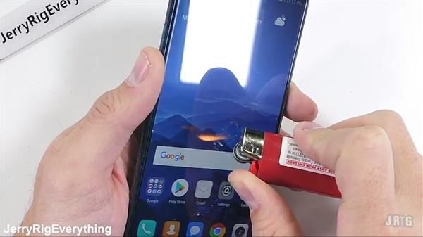 华为Mate 10 Pro遭遇划擦、烧屏、掰弯测试:质