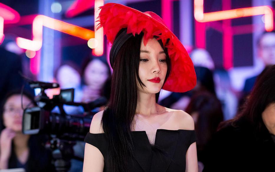 李小璐复古装妩媚现身,不过嘴歪眼斜好奇怪!