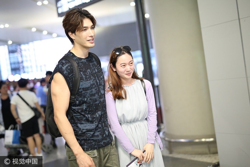 锦荣秀手臂健硕肌肉 与前凸后翘美女合影