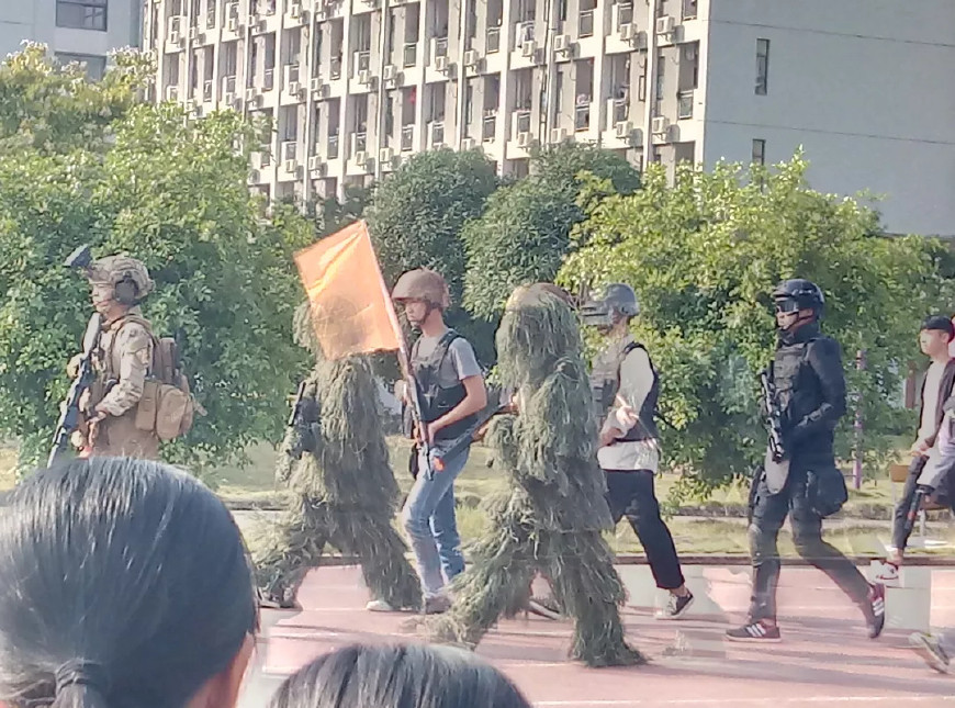 沉迷于吃鸡不能自拔?这群孩子竟然玩起了真人