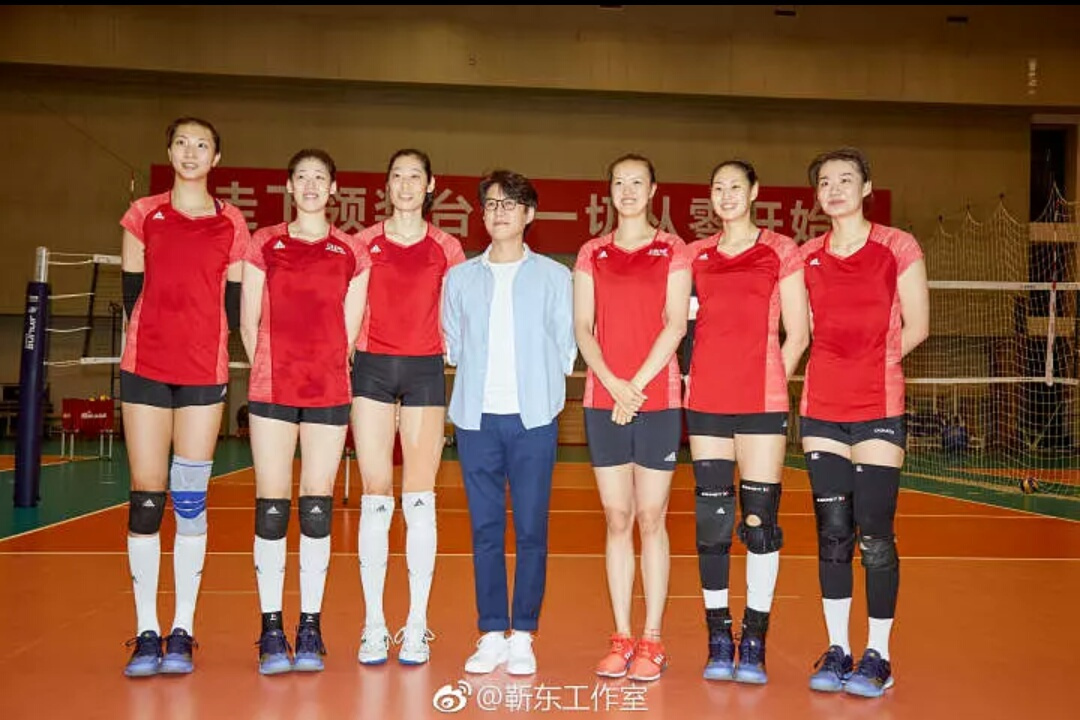 靳东和女排合影 他的这个动作我能笑一年!